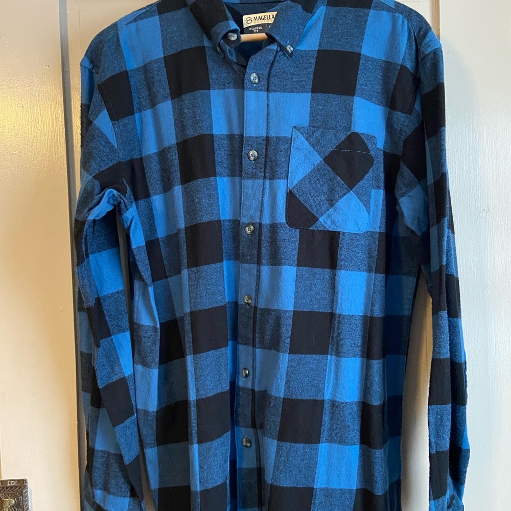 Magellan Outdoors Men's Blue and Black Plaid Shirt